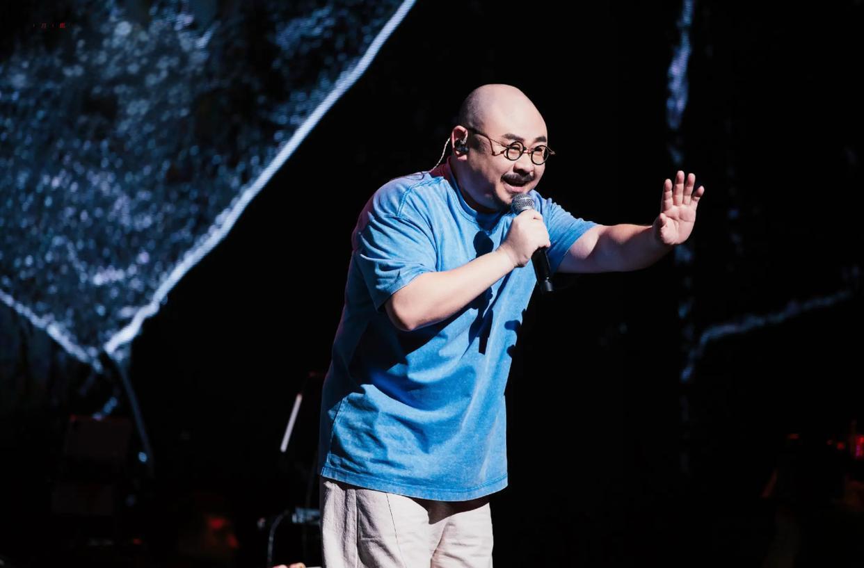 我闺蜜参加了刀郎的演唱会，回来就激动地跟我喊：“我们都被骗了！”那兴奋劲儿，仿佛