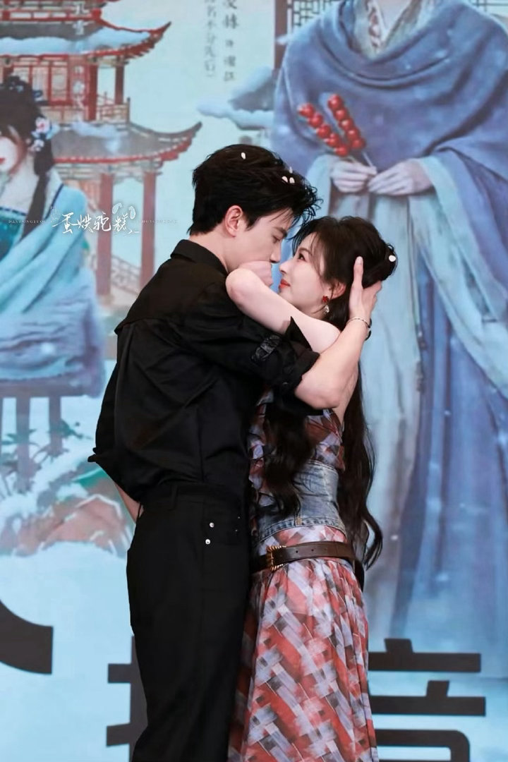 曝孔雪儿邓凯在谈三搭强烈支持他们俩三搭，这也太般配了，气场也超级合，真的很喜欢这