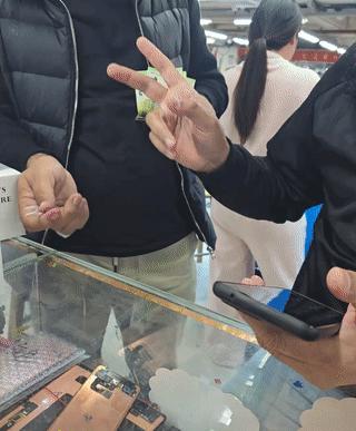 在一家小店拒绝接受欧元支付，背后折射出中国零售业面临的外币收付难题。虽然国家政