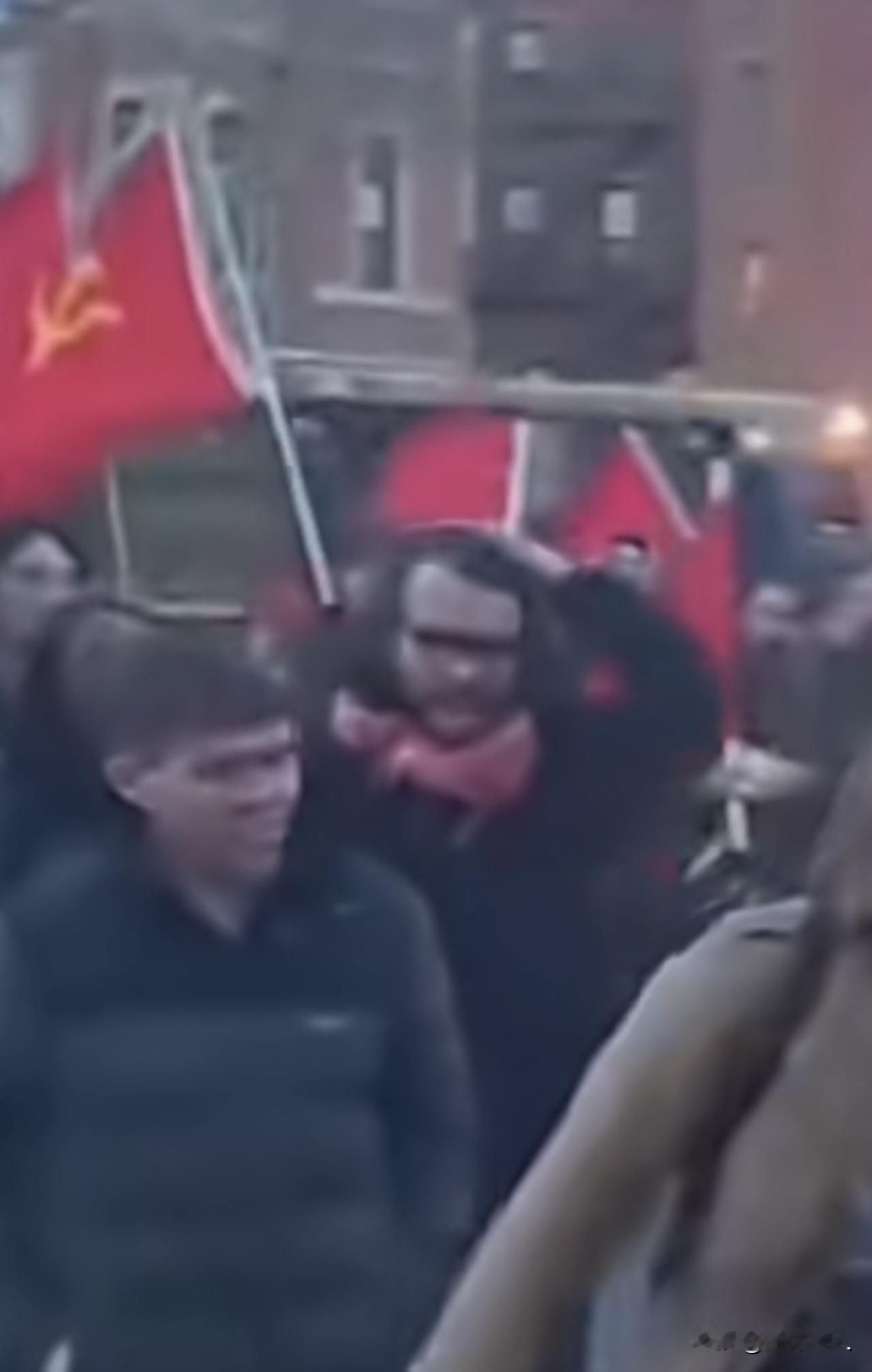 新思维：美国人民辛苦了，轮到你们觉醒了大洋彼岸的土地，曾被冠以“自由灯塔”的