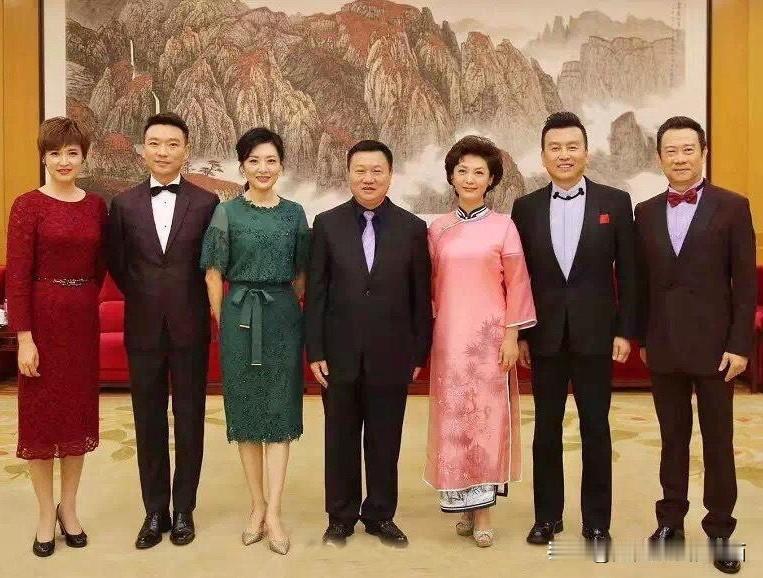央视主持人的集体大合影,为什么人见人爱花见花开的美女主持人桑晨是站在最边边的角落