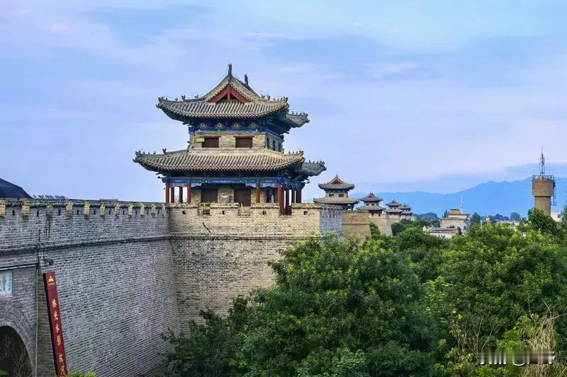 分享一波超美的古城夜景图片！先看看山西忻州古城，深秋时节这里休闲游热度不减。1