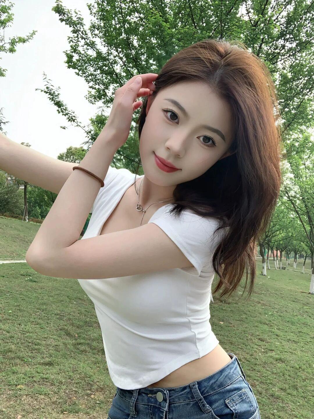 夏日清新自拍，绿意盎然公园里，甜美笑容绽放！🌿😊女人怎样穿搭，更显气质你认