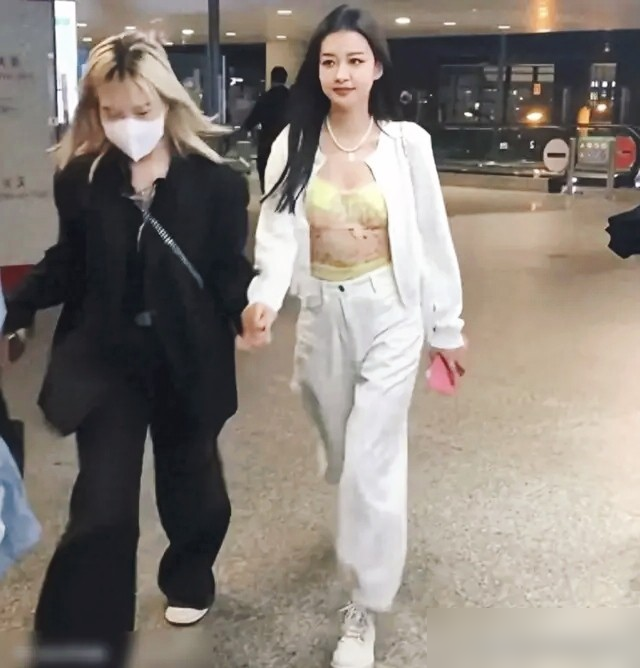 孙怡穿着肚兜就上街了，后背全露，腰上没一块多余的肉。32岁，离了婚，反而比20出头的时候还敢穿。翻她