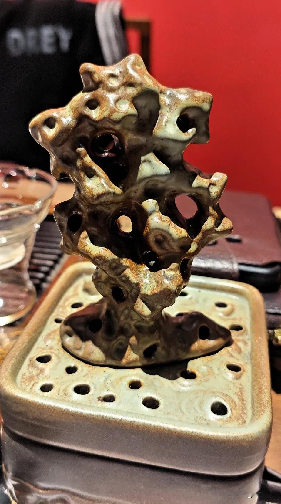 这小玩意儿也太会拿捏中式氛围感了吧！像块缩了水的玲珑假山，浑身全是洞洞，往带孔的