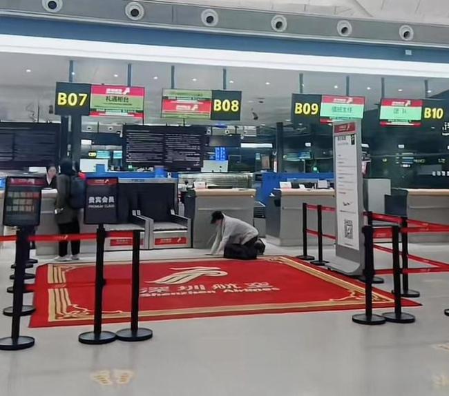 母亲过度节省不愿打车误机后大闹机场称耽误儿子考公