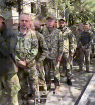 乌军425突击团的士兵拍摄的一幕，大批士兵伤愈归队，很多人还拄着拐杖，甚至有一名