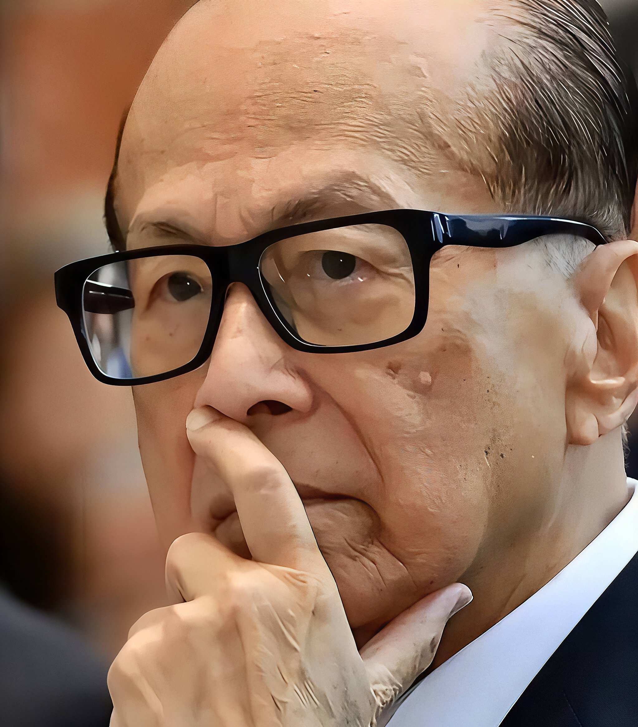 虽然辟谣“绝无其事”，大概率也没有什么好消息。10月15日突然有传言称，香港长实集团创始人李嘉诚逝世