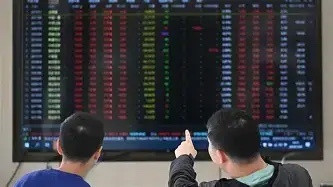 一个广东的股民在25元开始购买东方财富300059，他分批建好底仓10000股后