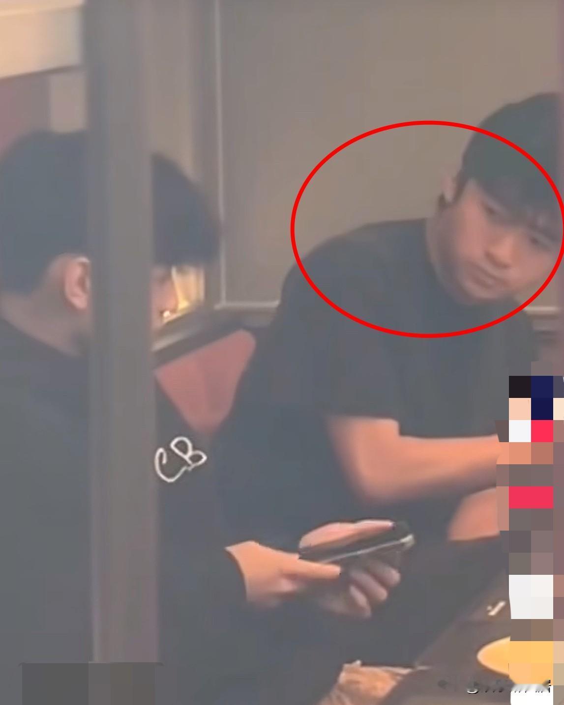 这一幕看着挺戳心的谢霆锋大儿子谢振轩提醒弟弟放下手机📱赶紧吃饭但是弟弟