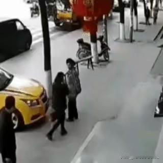 我去，男子这一脚踹下去，老太太不死也半残，男子走路蹭到老太太，老太太嘟嘟