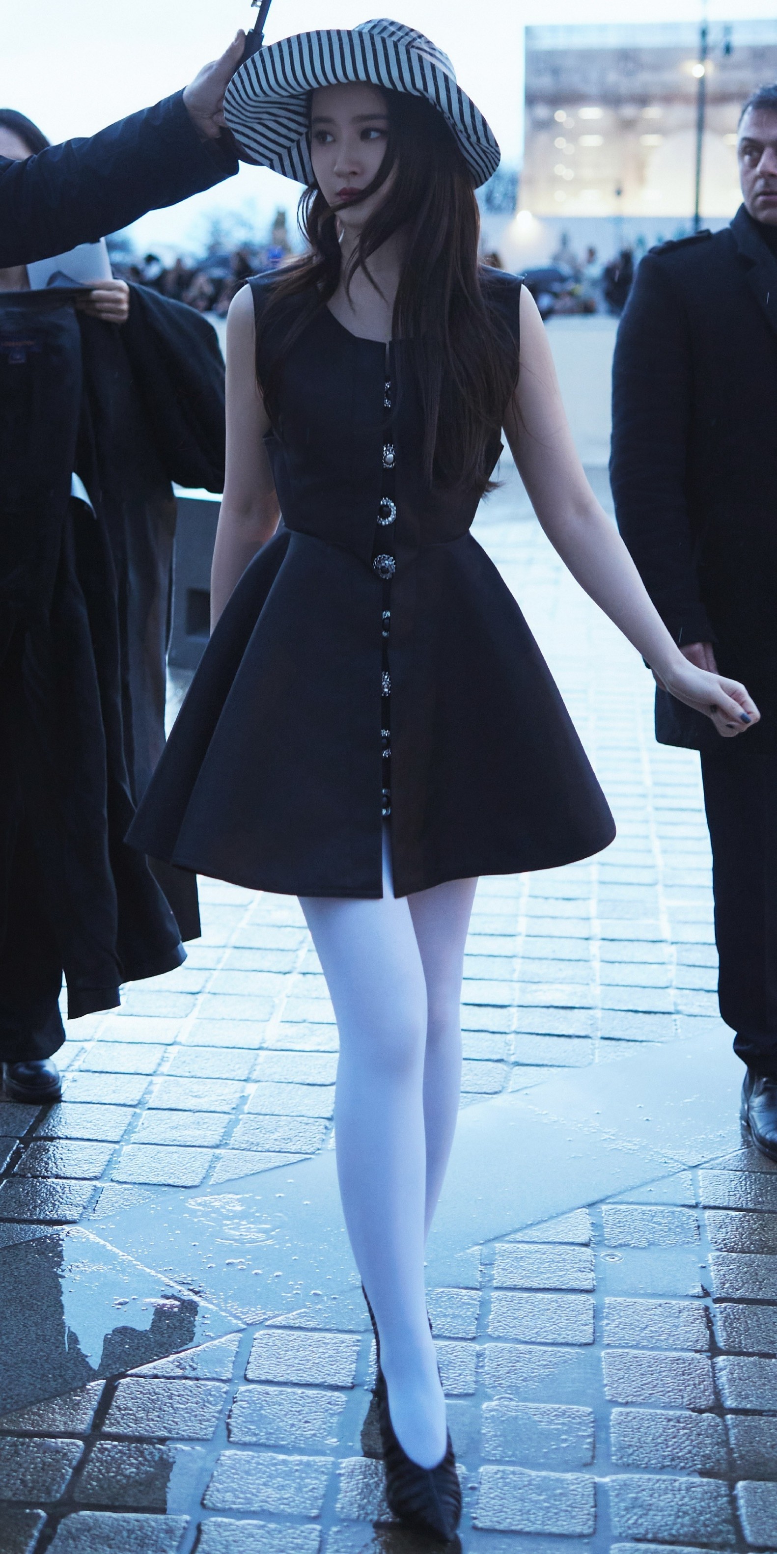 刘亦菲：少见白色丝袜妆造，英伦风满满。刘亦菲黄亦玫