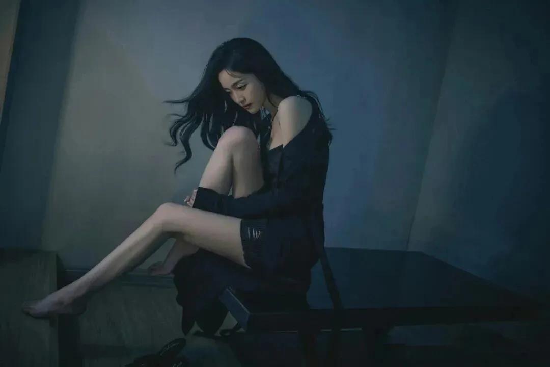 吴宣仪红唇黑色吊带装，腿好长好白啊！