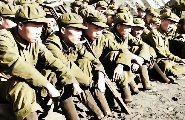 1955年，一位苏联摄影师拍下的这张照片，让人既震撼又心痛。这是一群因伤致残的志