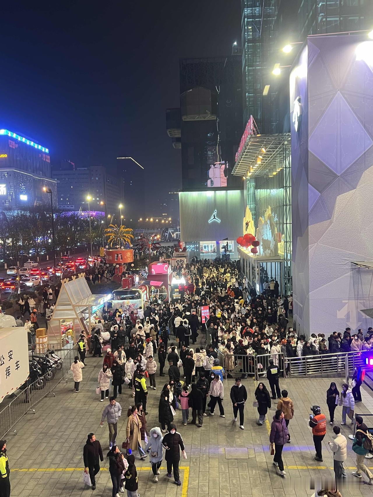 2026年元月2日傍晚19时l坐标西安小寨元旦假期第二天