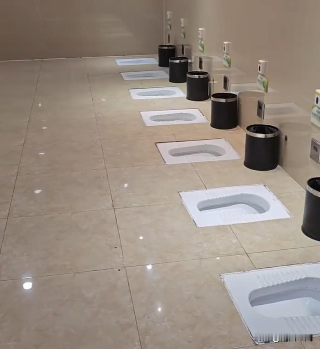 万达商场回应“手拉手坑位”女厕万达女厕这次可闹大啦！“手拉手坑位”直接成了热门