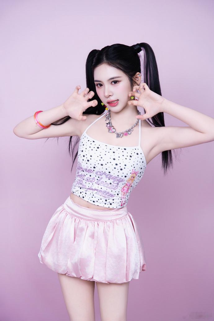 RED毕业歌会唱第一天前奏一出来直接梦回青春，05后妹妹翻唱的《第一天》太有味