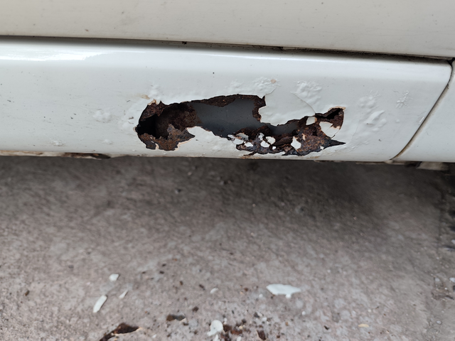 长安逸动14款从里往外生锈漆面起苞，轻轻一脚，踢了个洞。长安逸动14款啥都好，