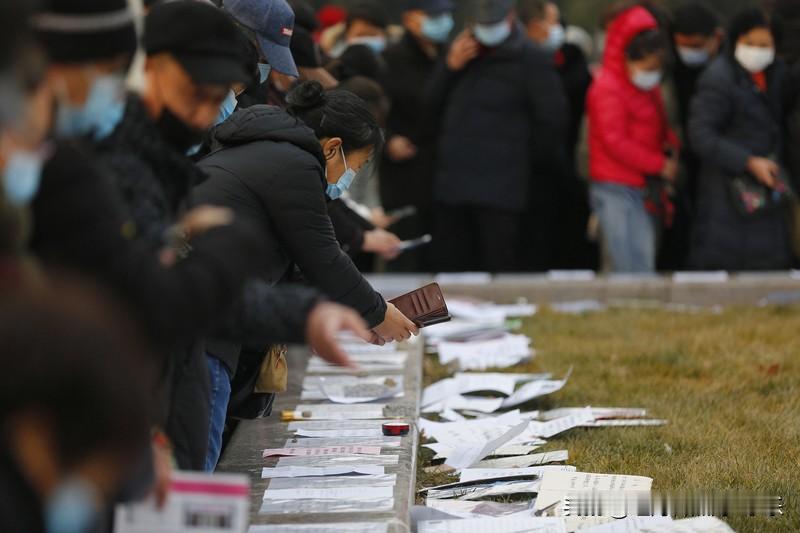 大龄单身想要摆脱年龄增长的压力，只能是靠事业。事业不断的往上走，就可以冲掉一部