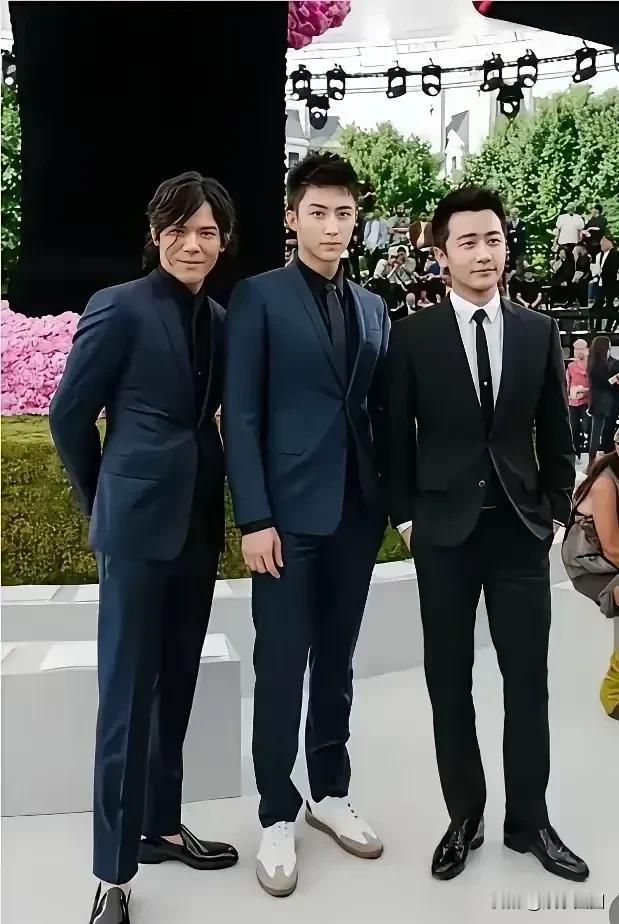 这P的也太过了吧把中间这位看成了林志颖的脸，黄景瑜的身材