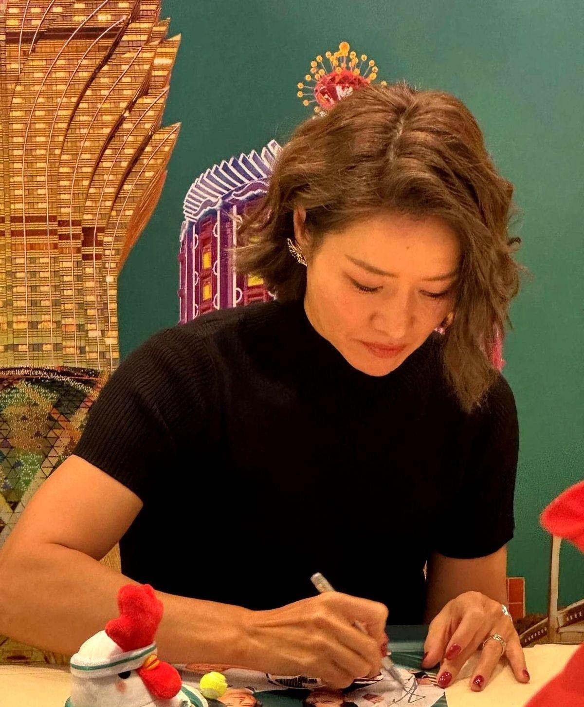 她从没“变美”，她只是换了武器库。2023年，她走上上海时装周T台，在Vogu