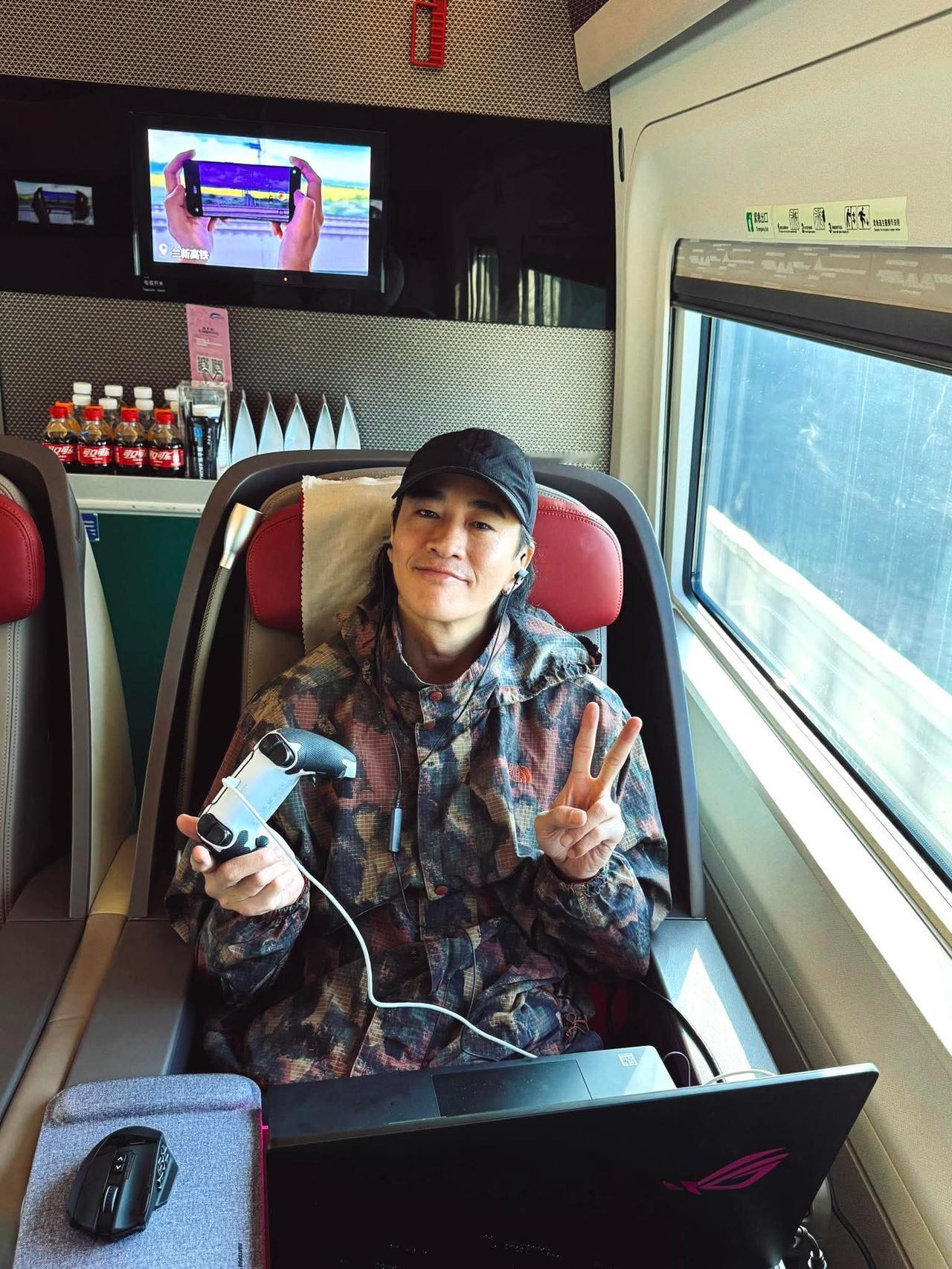 这位帅哥不管去到哪里？只要一有空，就得联网玩一把，完完全全的游戏迷。