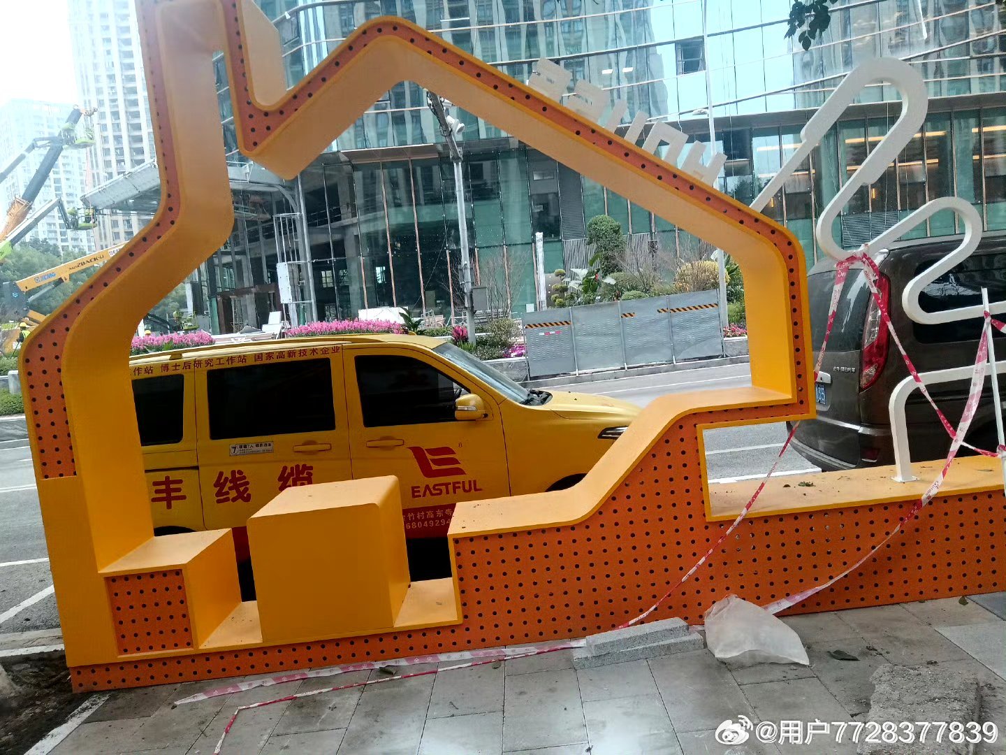 重庆大渡口双林社区，大渡口城管局和八桥镇政府，违法毁灭绿化隔离带，安装大型钢架结构，丑出了天际，严重