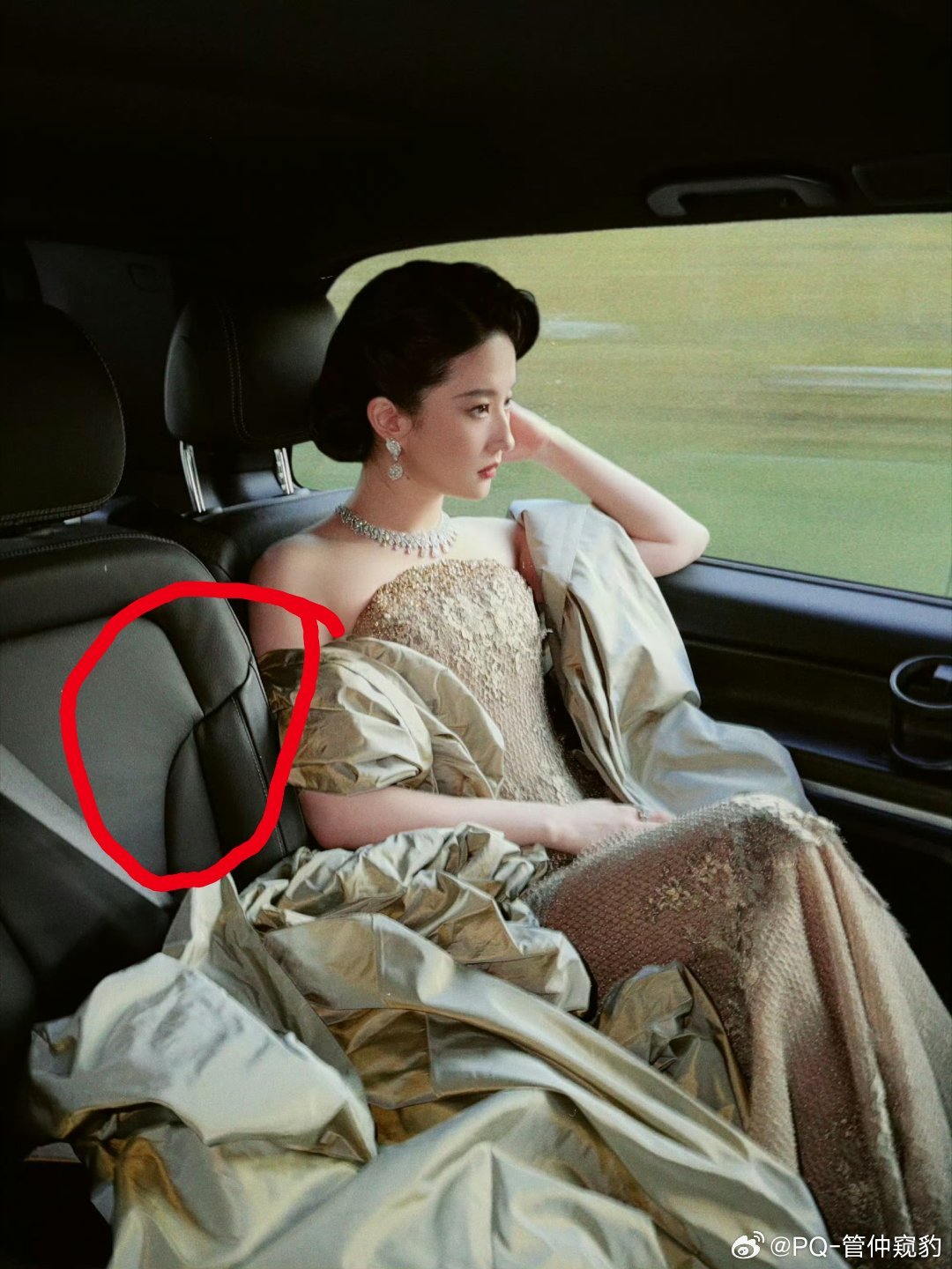 刘亦菲车内大片这辆奔驰V-Class完全配不上刘亦菲的美座椅设计的有问题，做工更