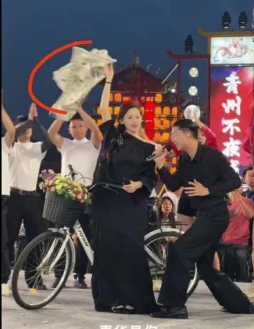 郭有才又换上了一身黑色装扮，和老婆苏畅在台上上演了夫唱妇随的经典画面，苏畅手里举