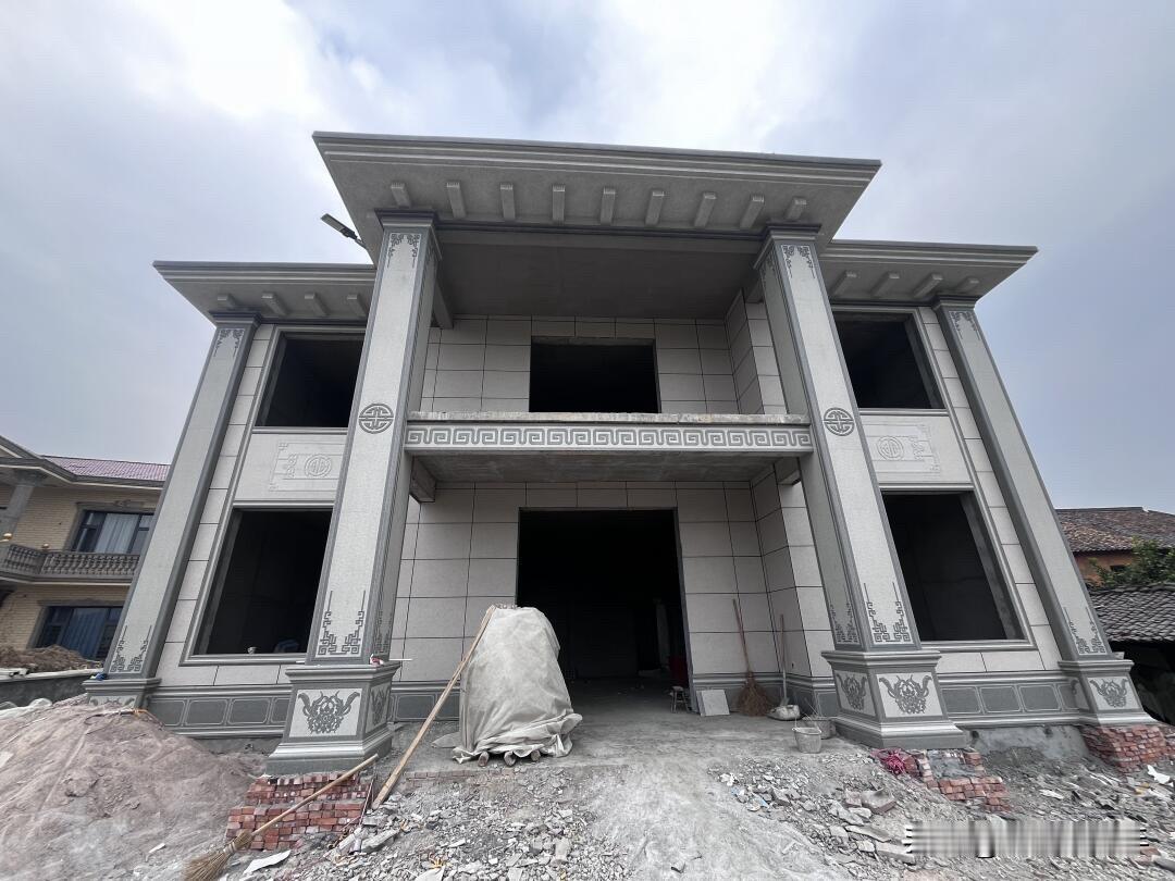 农村占地面积140平，一共两层，目前外墙已经完工了，单单外墙前前后后花了25万，