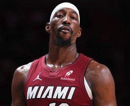 超越科比！阿德巴约爆砍83分！苍天啊，这比赛简直是疯了！到第四节，双方球