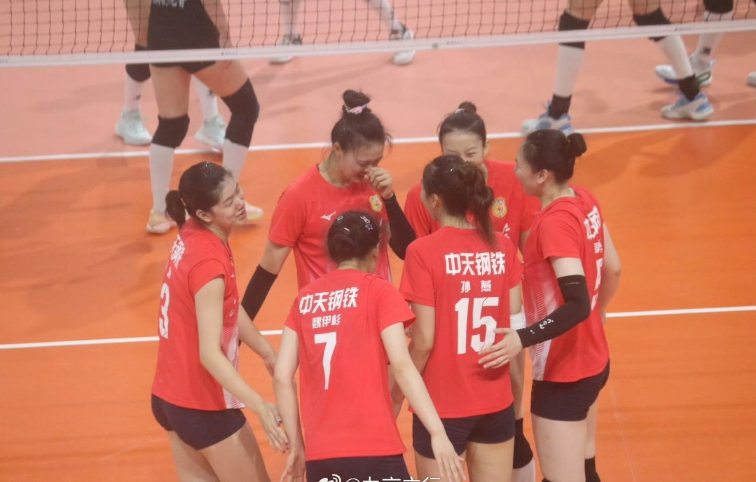 29-27、25-23、22-25、25-22，张常宁领衔江苏女排力克郑益昕坐镇的福建女排，赢得全锦