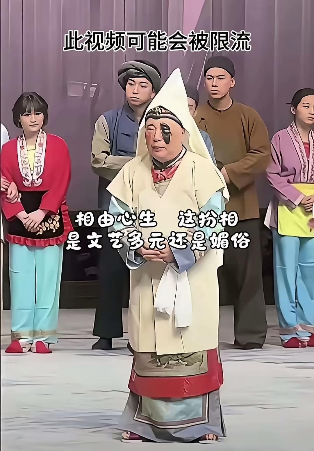 总感觉郭德纲这种造型是有人故意整他你想啊，他在相声界的地位很高但是在京剧界只