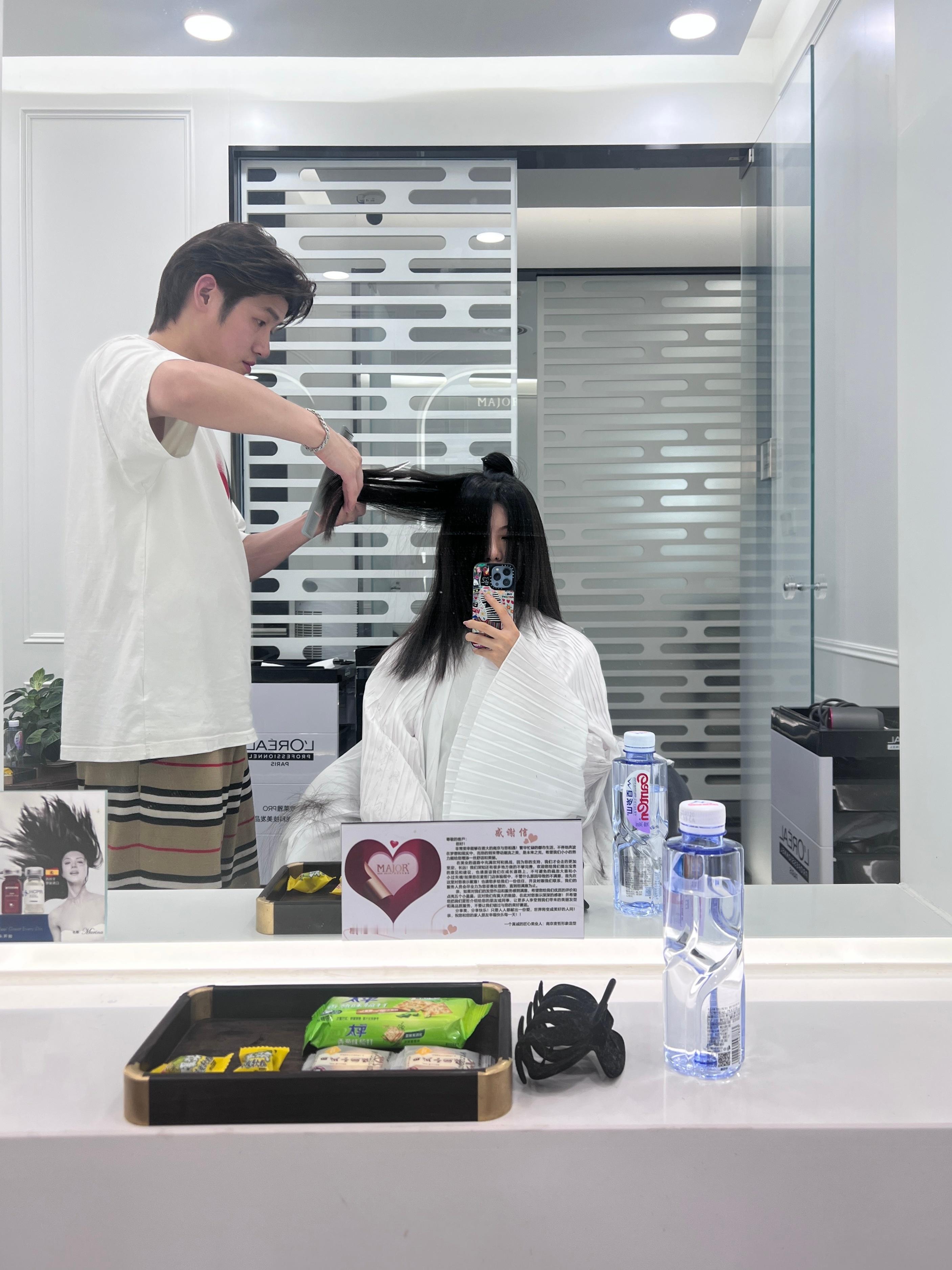 终于剪头发了！！💇🏻‍♀️也就打薄了五六七八层吧[跪了]​​​