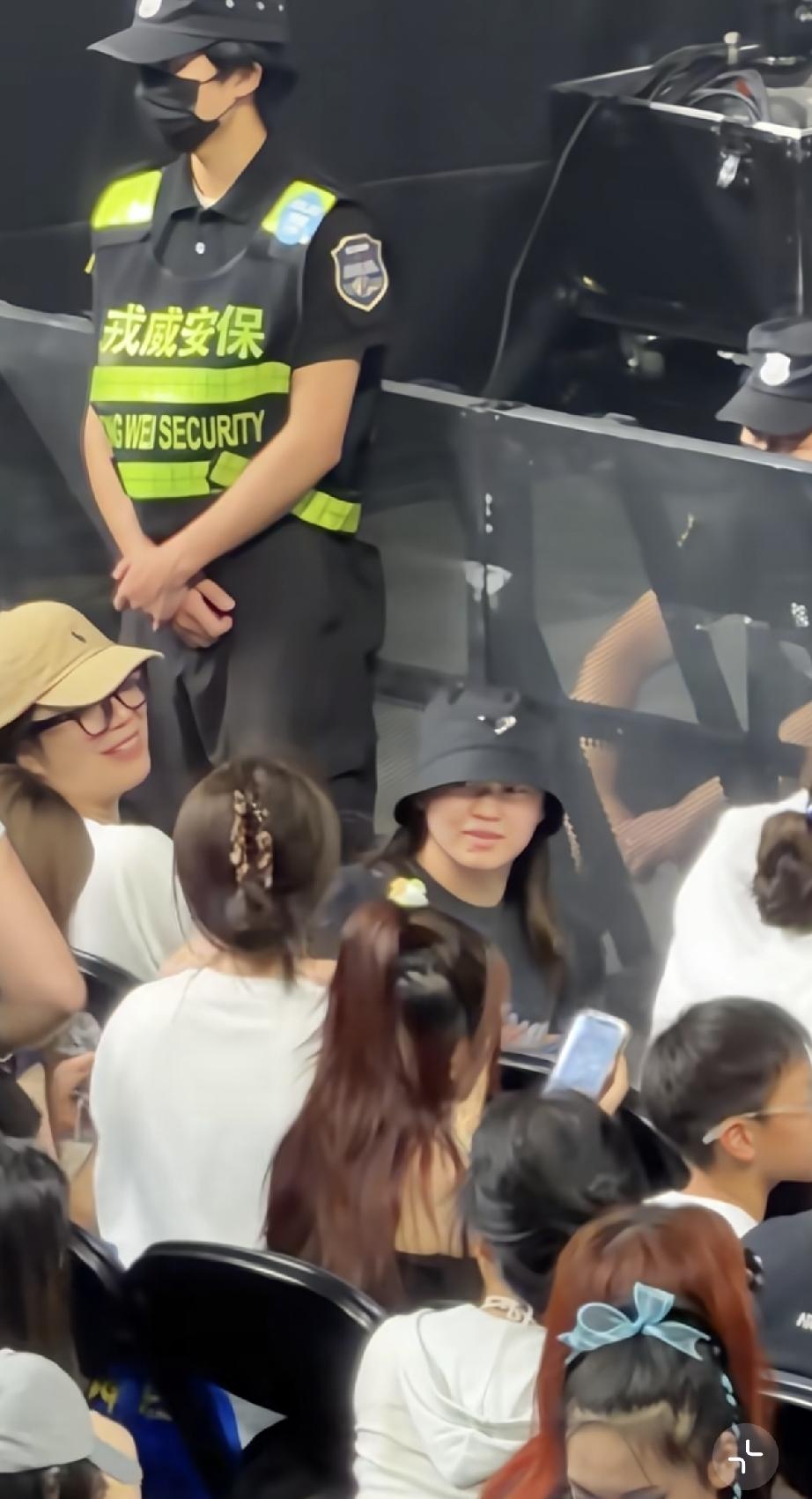 7月18日晚上，全红婵现身黄子韬成都演唱会，是在内场的第1排，旁边都是重量级人物