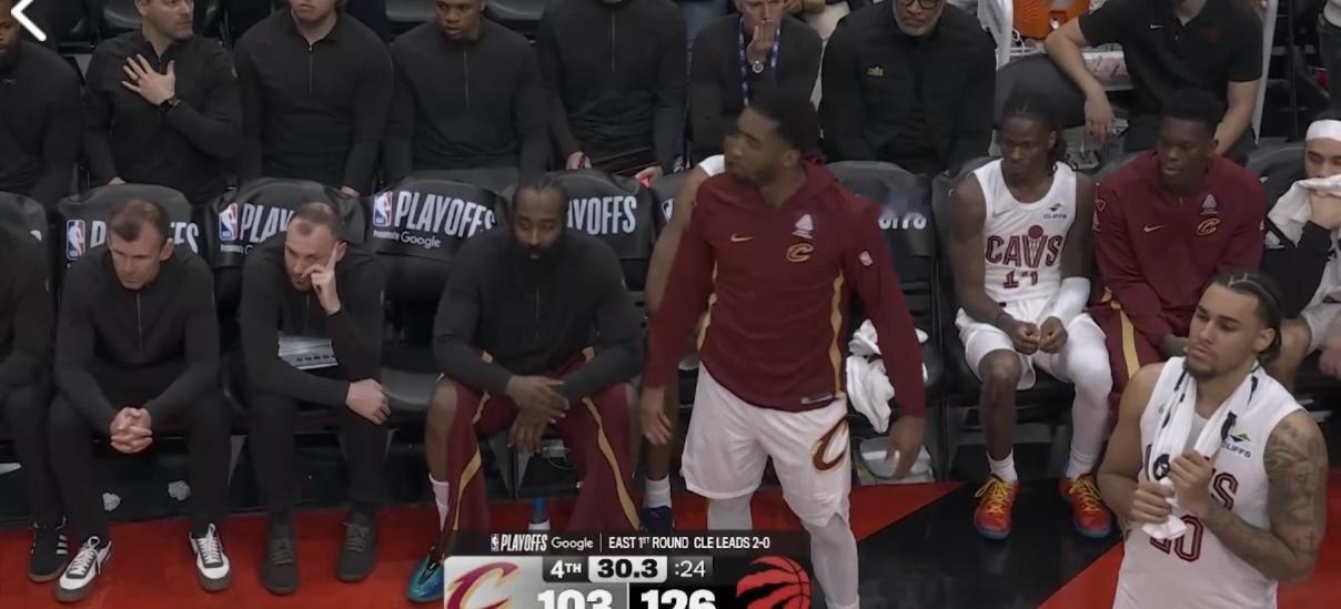 比赛快结束时，骑士替补席鸦雀无声，个个脸色铁青！毕竟在客场遭遇一场惨负，他们有太