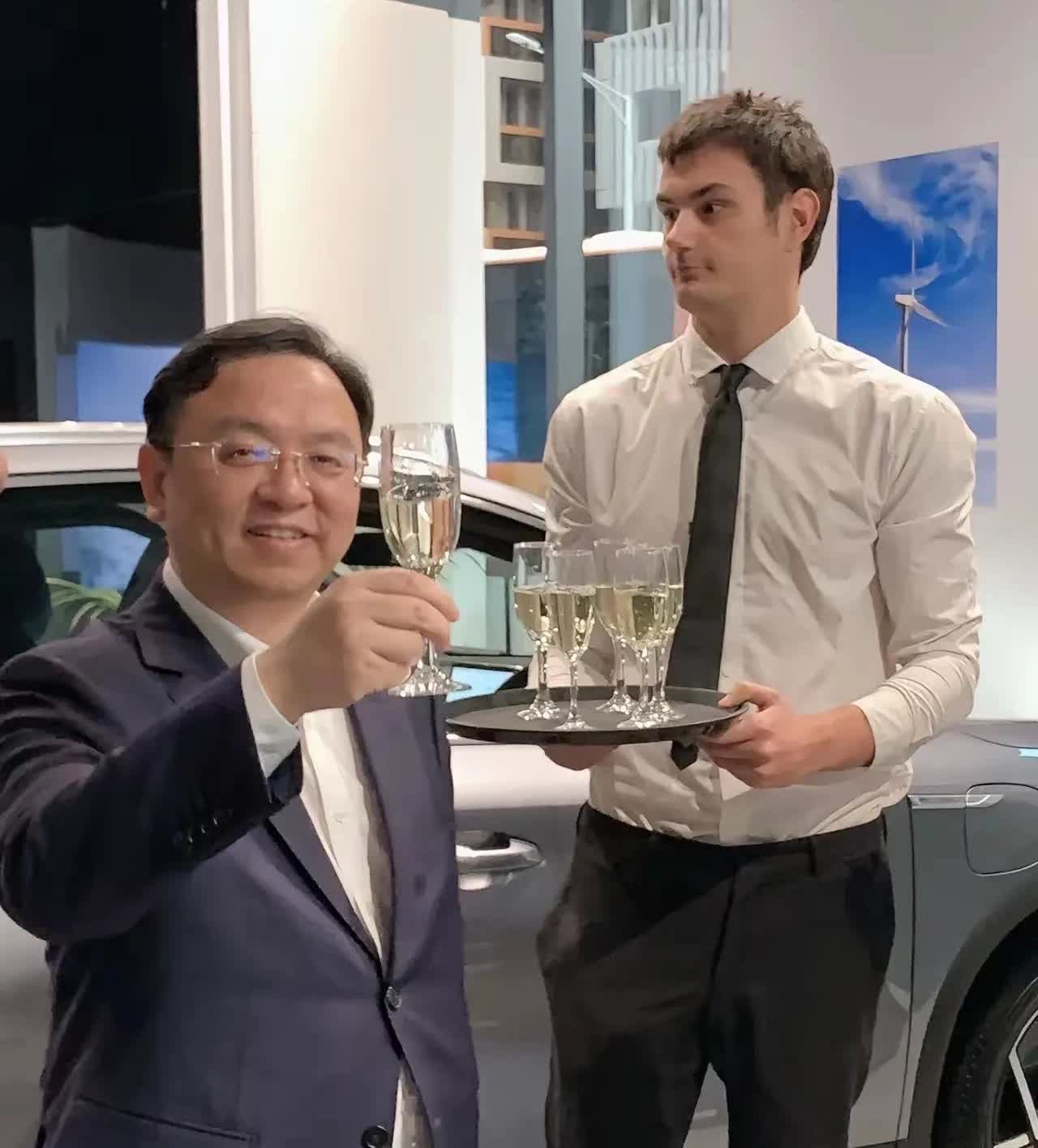 喜从天降！比亚迪的王传福要睡不着了！比亚迪的王传福又火了，这次是