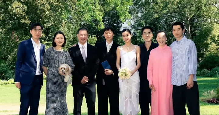 林依轮长子与模特陈瑜官宣结婚, 晒家人全家福照, 林依轮夫妇出镜
