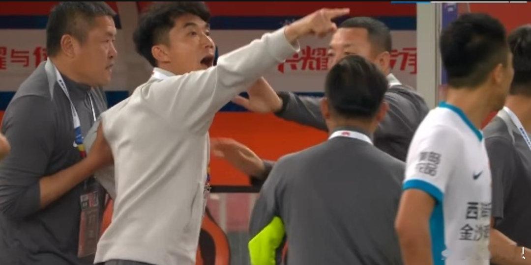 郑智红牌原因曝光郑智染红原因曝光：不满判罚暴怒咆哮恐遭足协重罚北京时间5月1日