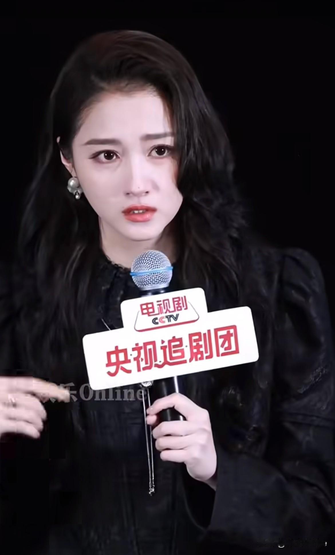 9月7日，关晓彤剧宣现场聊起角色哭了关晓彤新剧白化设定很特别，按道理是有很多泪