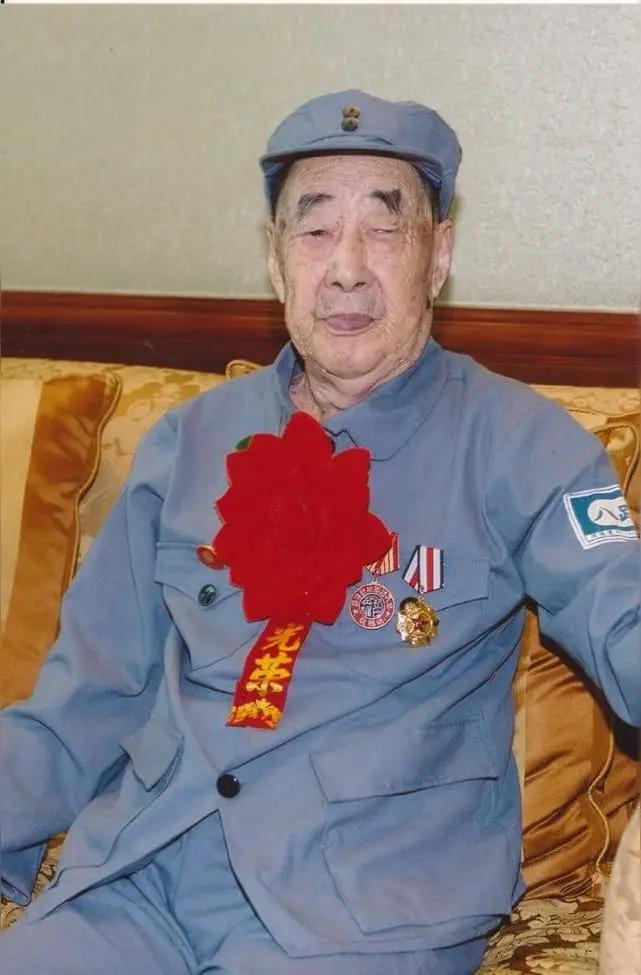 王铎：许家印的父亲，确实是抗战老兵。在他的胳膊上，还带着“八路”的标记。