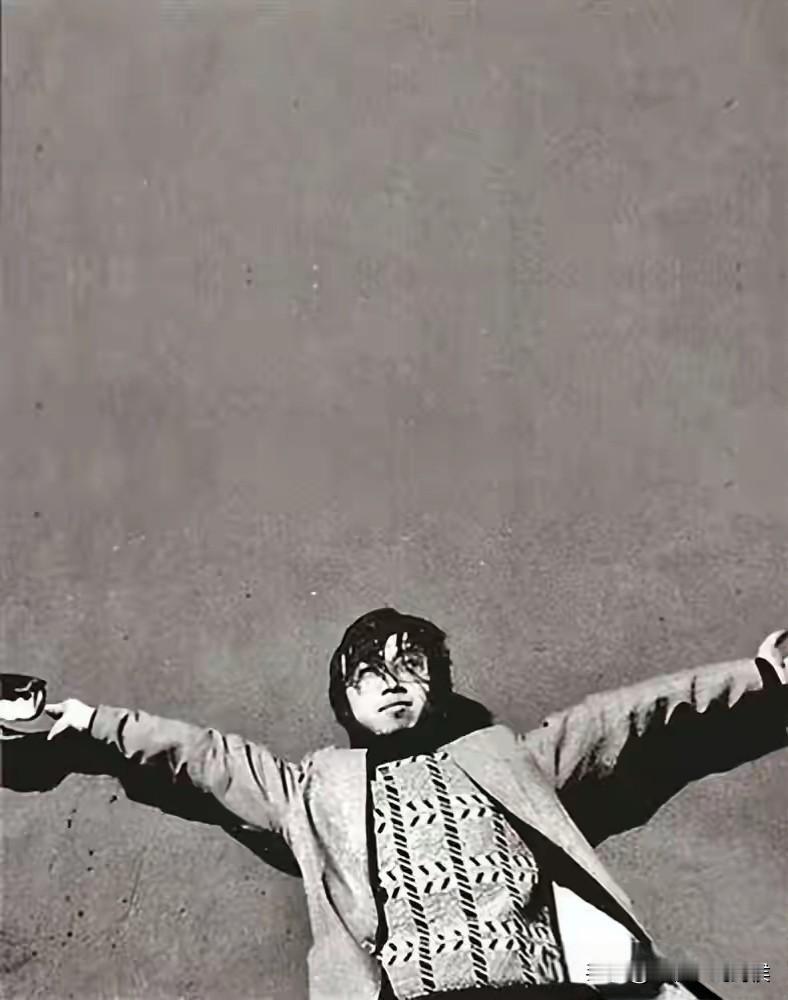 海子选择自杀的原因其实很简单，长期脱离现实，写一些抽象带有魔幻色彩的东西，走火入