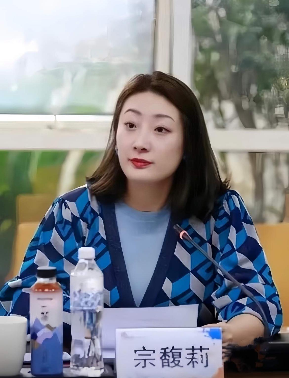 宗馥莉这步棋走得很重。不是股权变更完成了，也不是香港的资产冻结令解除了。而是