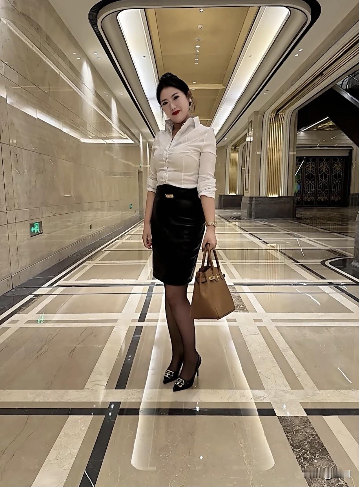 职场女性怎么穿着显得干练优雅白领穿搭，黑白配尽显干练时尚感！