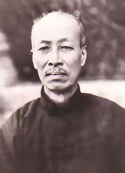 1908年，郑孝胥写“交通银行”四字，一字一千两，笔力雄健。到了1932年，他用