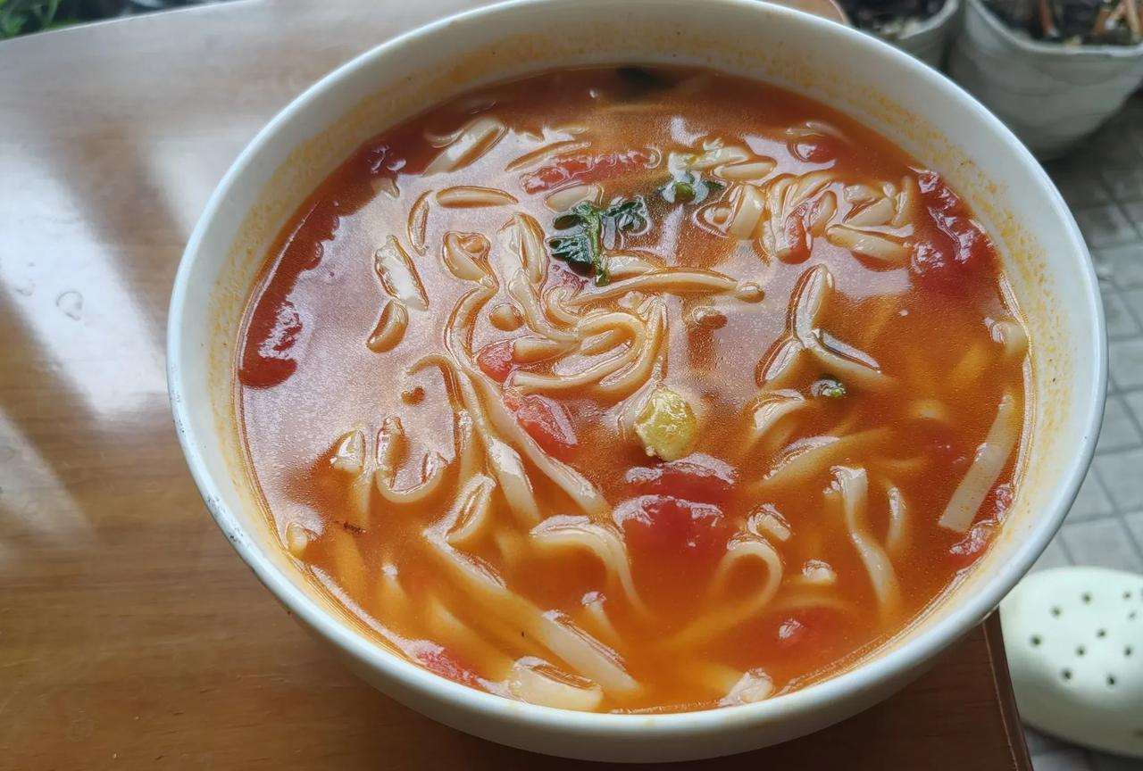 今天做了一顿饭，单独给媳妇做的茄汁面，第一次做，没想到味道还行，一海碗最后就剩几