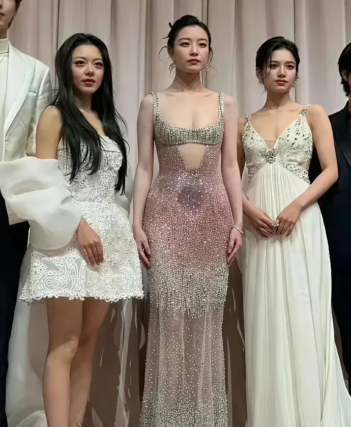 三位女神我觉得还是张婧仪最美，因为我刚刚看了藏海传