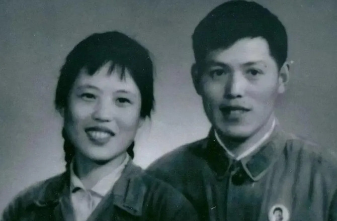 1960年，主席警卫沈同偷偷交了女朋友，没告诉主席。主席得知后，叫来沈同：“你今