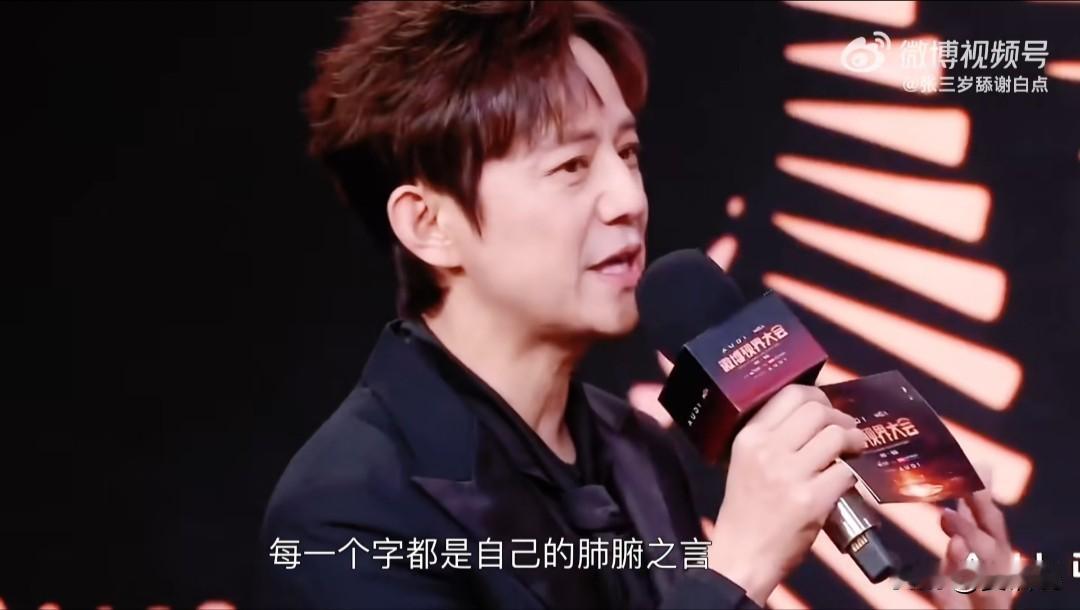 何炅好爱谢娜，谢娜怕自己脱稿发言乱说话，准备发言稿子，念稿子有点不好意思，紧张得