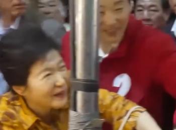 5月23日，韩国大邱市北区的七城市场比往常热闹了好几倍。73岁的朴槿惠在众人簇拥